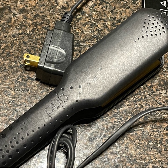 GHD wide plate hair straightener model SS5.0 - Picture 2 of 5